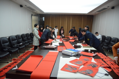 堅(jiān)基集團(tuán)開(kāi)展義寫(xiě)春聯(lián)活動(dòng)